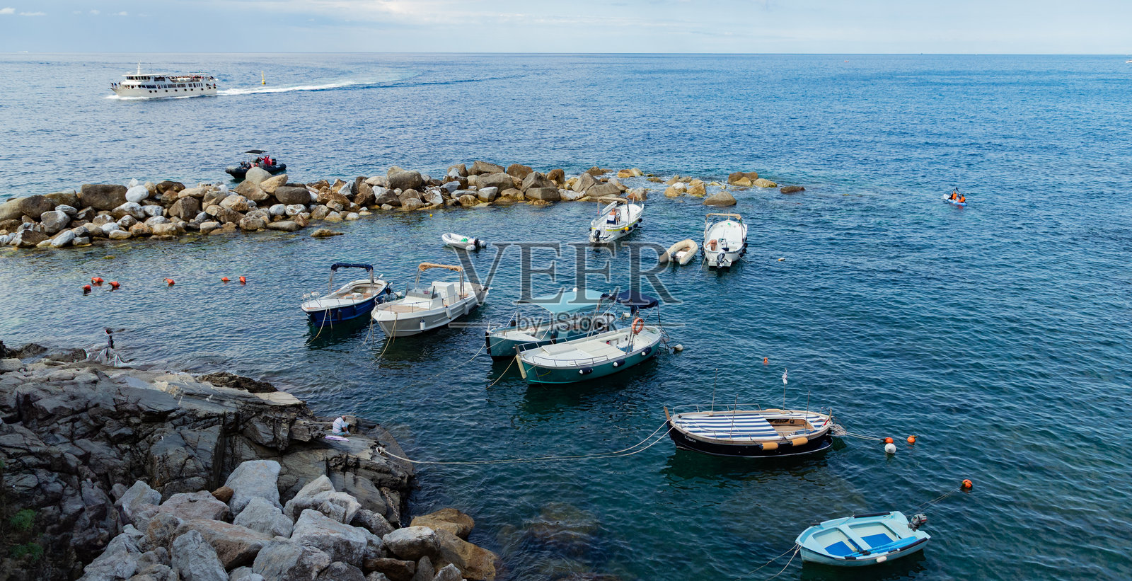 里奥马焦雷港口与色彩斑斓的悬崖顶房屋照片摄影图片