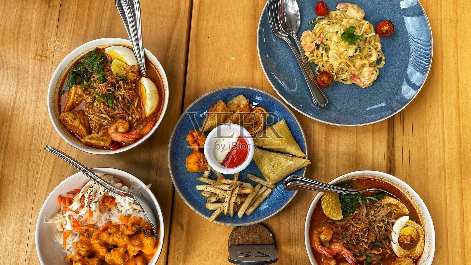 高角度视图展示意大利、亚洲和西方的各种美味咖啡食品和小吃,摆放在木桌上。照片摄影图片