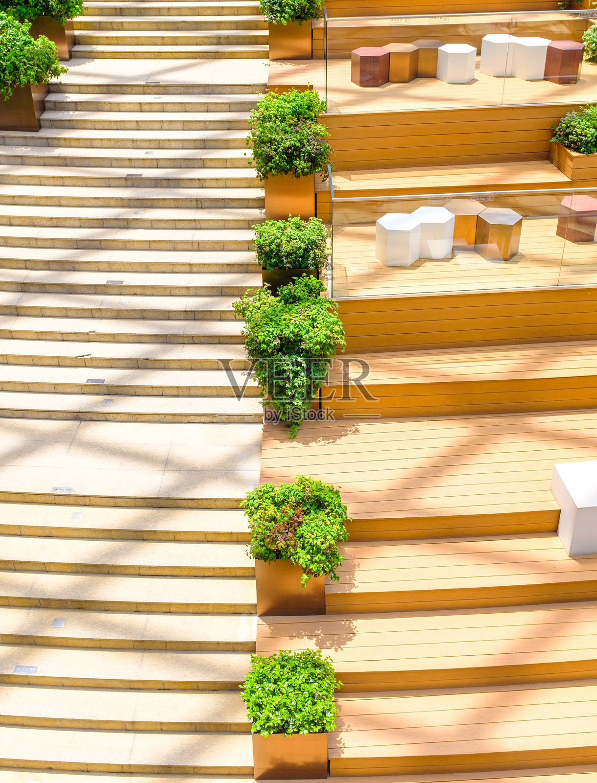 创意楼梯景观设计,点缀着绿色植物照片摄影图片