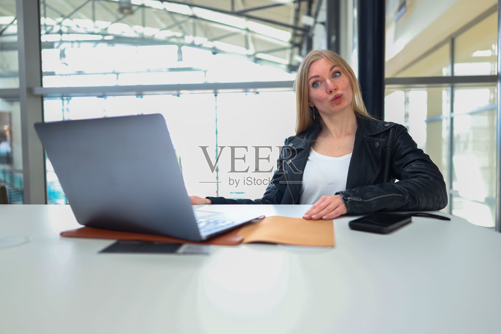 现代办公室中震惊的女性员工。工作场所反应,在线惊讶或错误。照片摄影图片