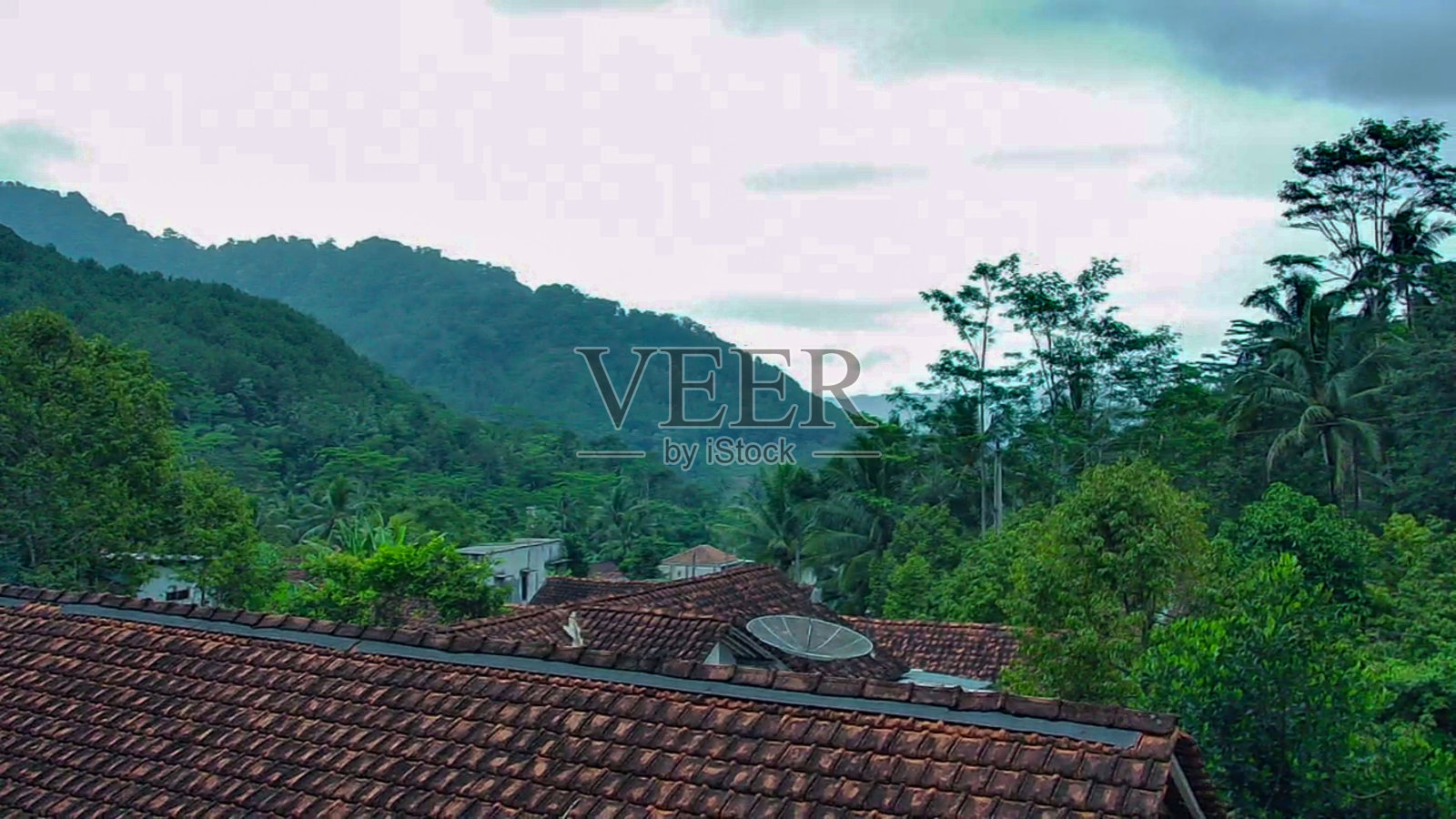 使用无人机拍摄的空中风景,村庄中的住宅氛围与无人机相结合照片摄影图片