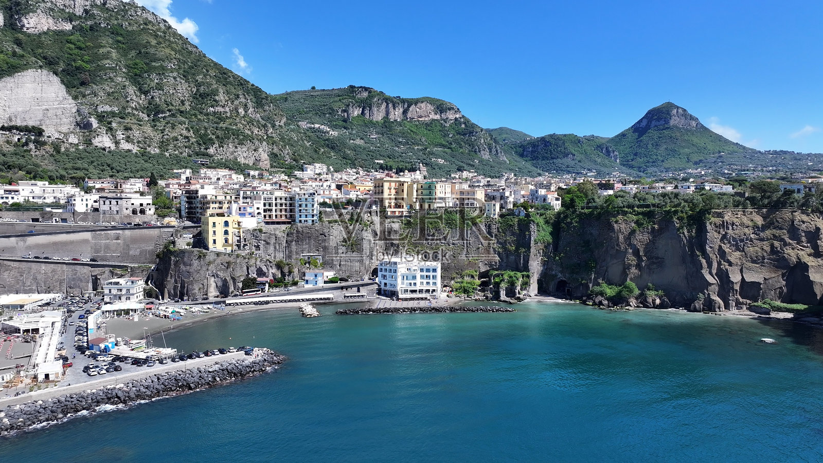 意大利坎帕尼亚大区那不勒斯的索伦托天际线。照片摄影图片