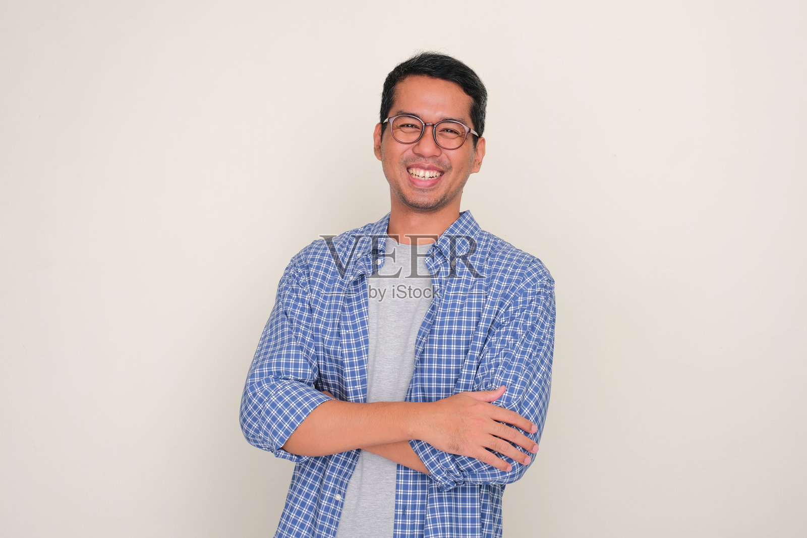 开心的亚洲成年男子双手交叉大笑照片摄影图片