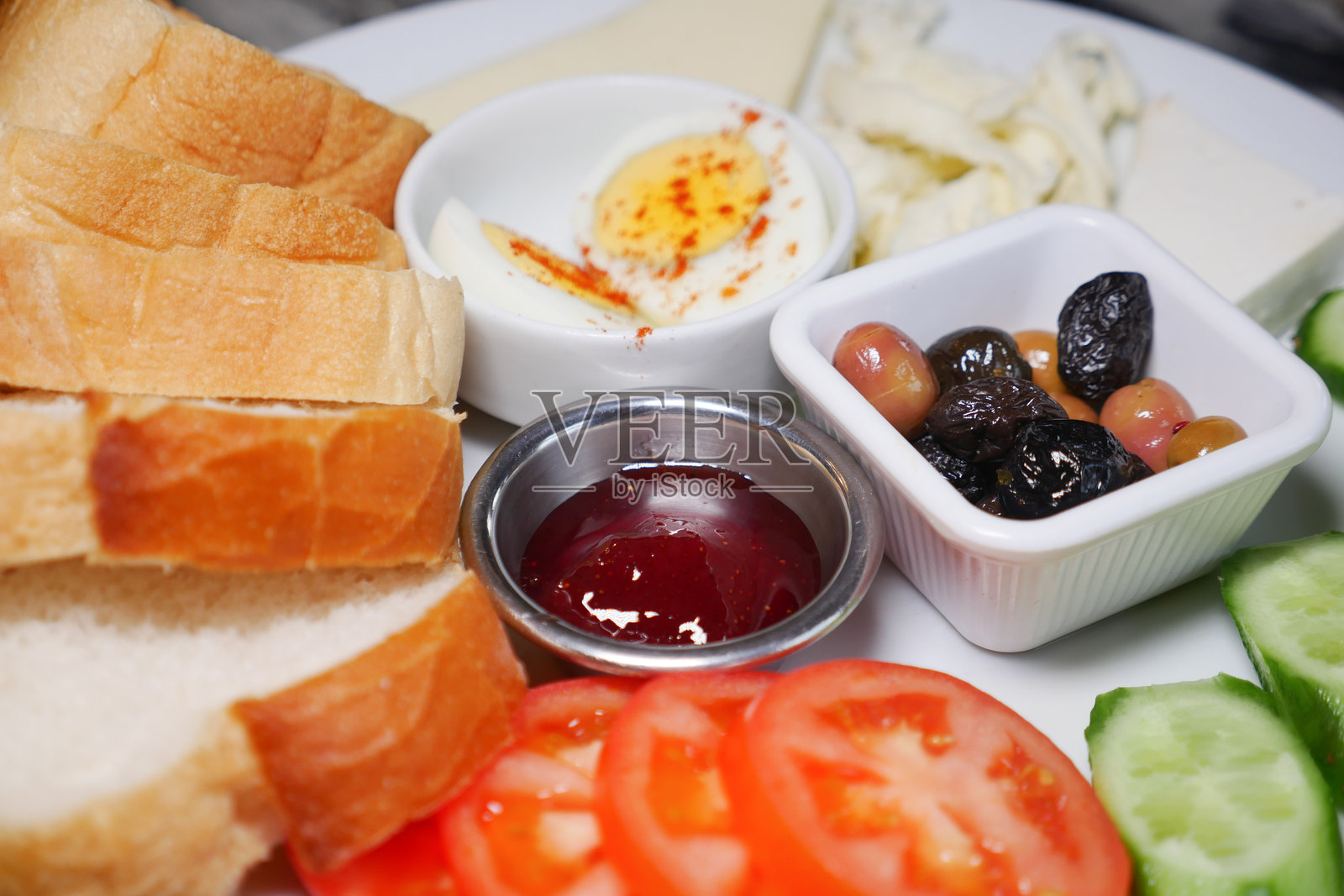 美味的土耳其早餐,配有新鲜的食材和风味照片摄影图片