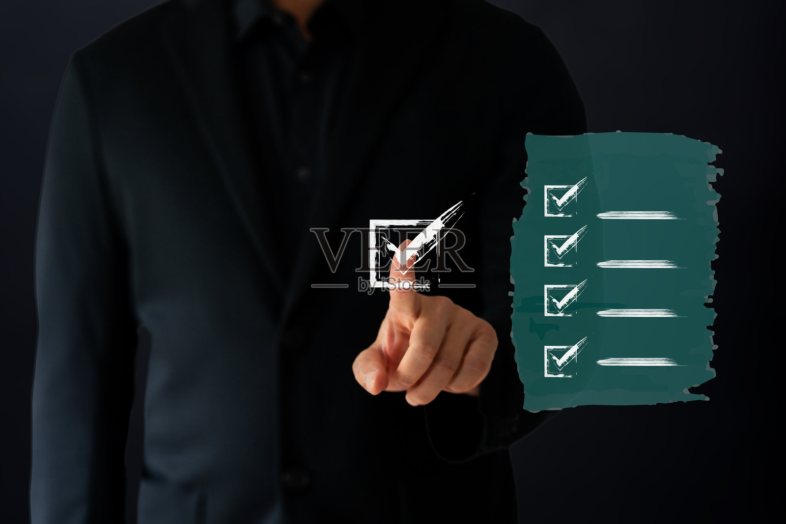 一位商务人士正在选择一个用画笔绘制的浮动勾选标记照片摄影图片