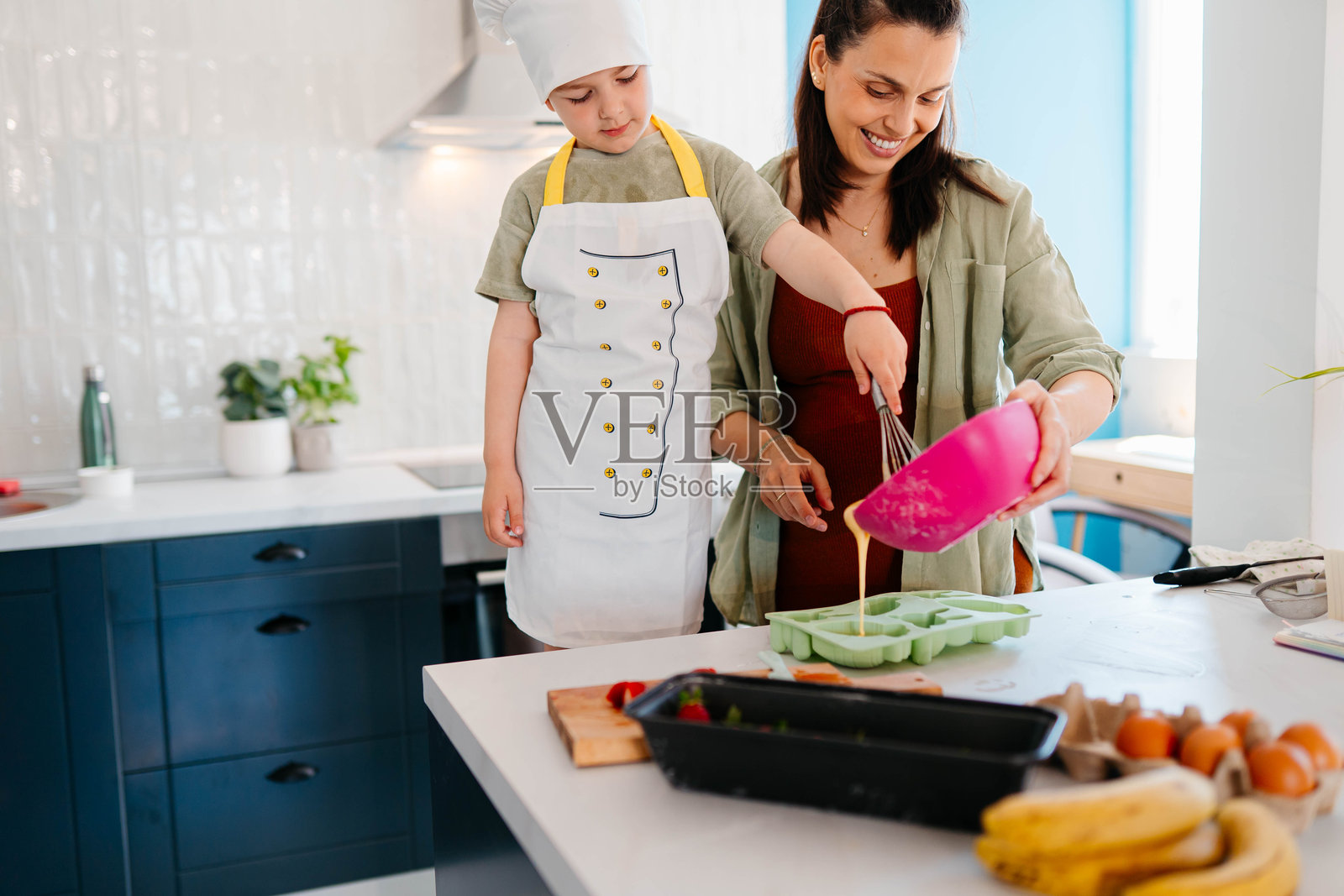 在厨房里玩得很开心照片摄影图片