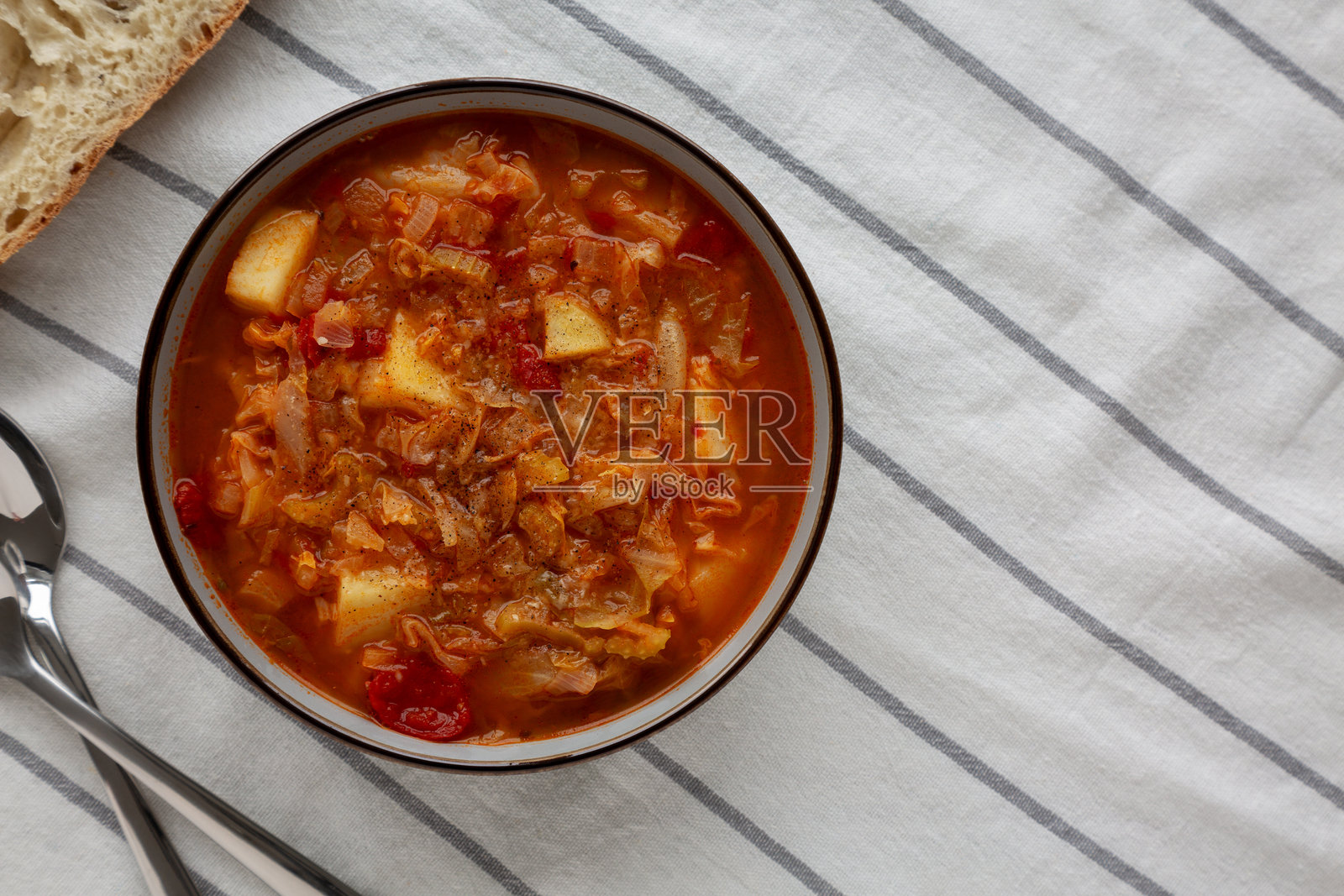 自制卷心菜土豆汤盛在碗中,俯视图。照片摄影图片