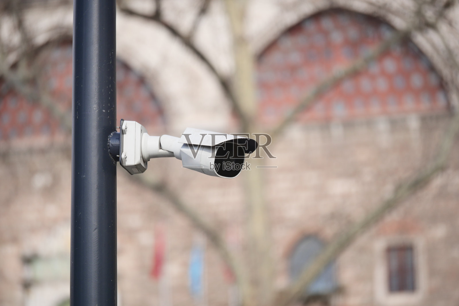 在具有历史背景的城市区域安装的监控摄像头照片摄影图片