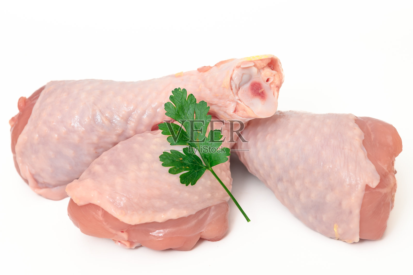 生鸡腿在白色背景上,工作室拍摄,孤立的鸡肉照片摄影图片