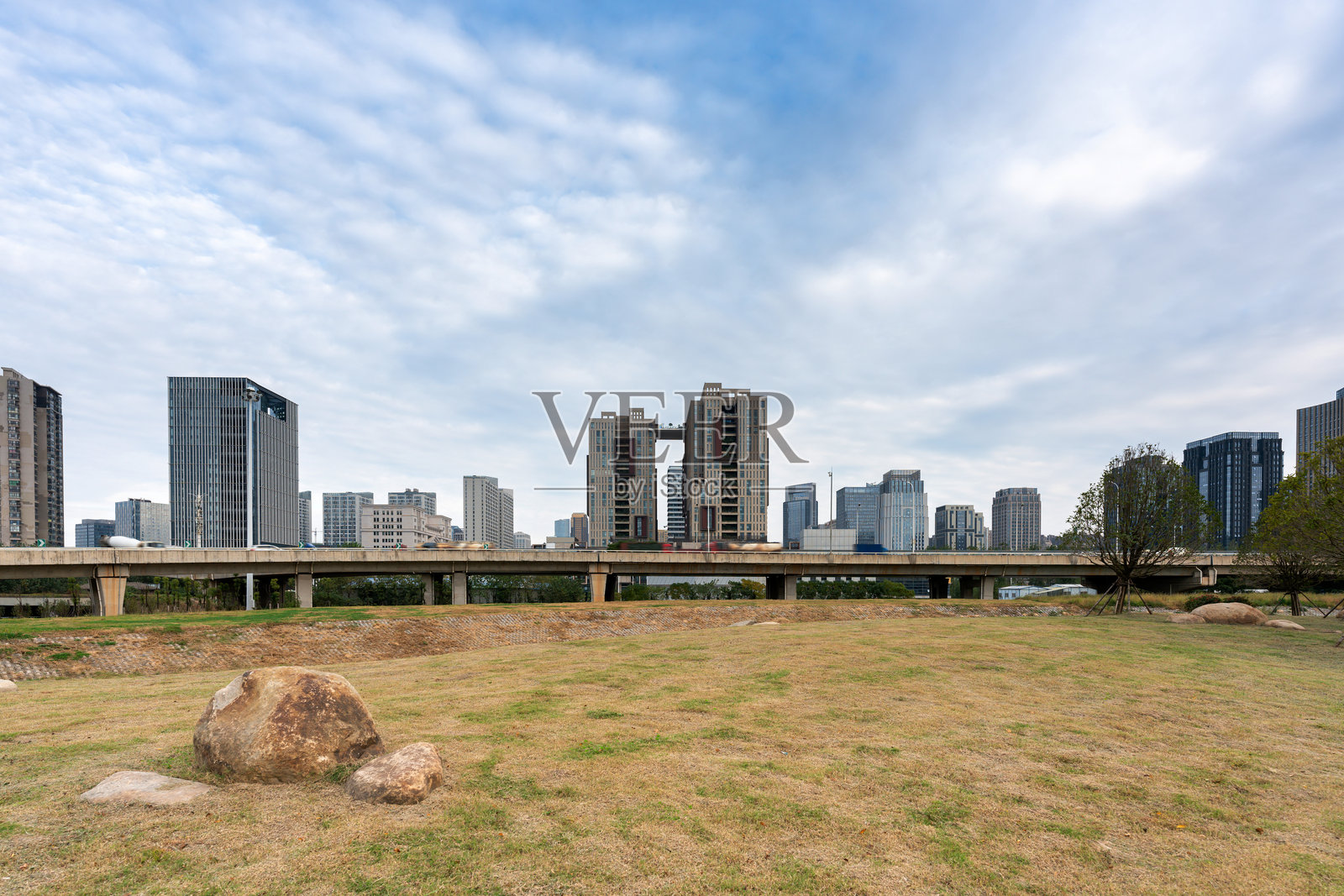 现代城市天际线背景下的高速公路立交桥照片摄影图片