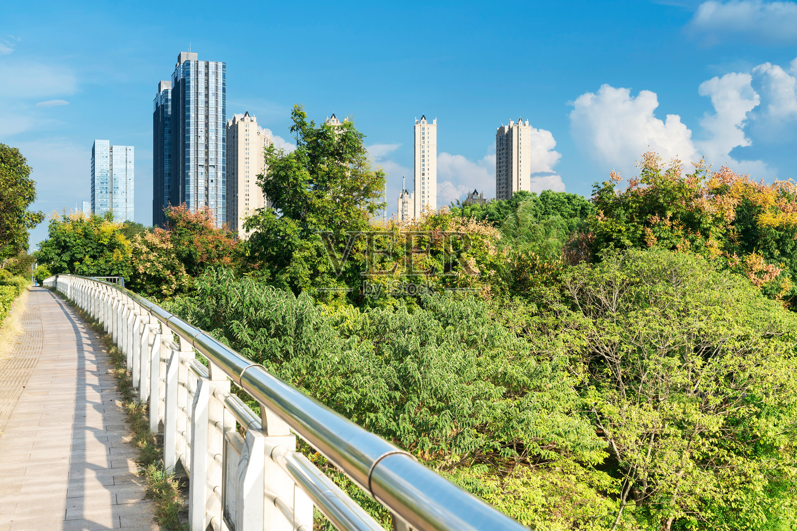 现代城市中的人行道照片摄影图片