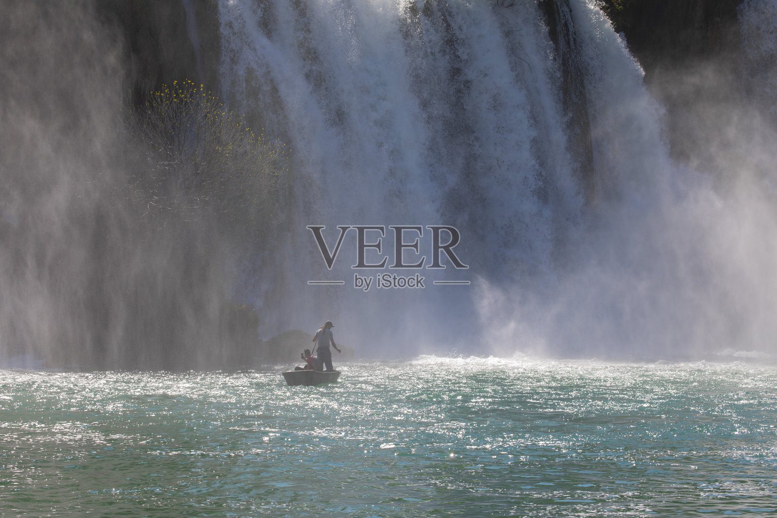 克拉维采瀑布高约25米,分为20个瀑布,下面的湖泊半径约为120米。照片摄影图片