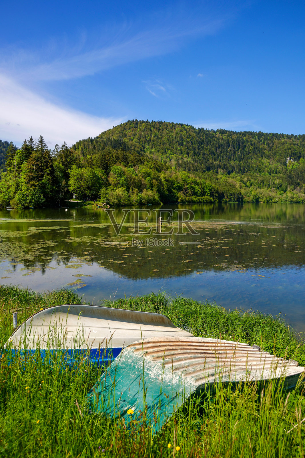 沿着河流散步照片摄影图片
