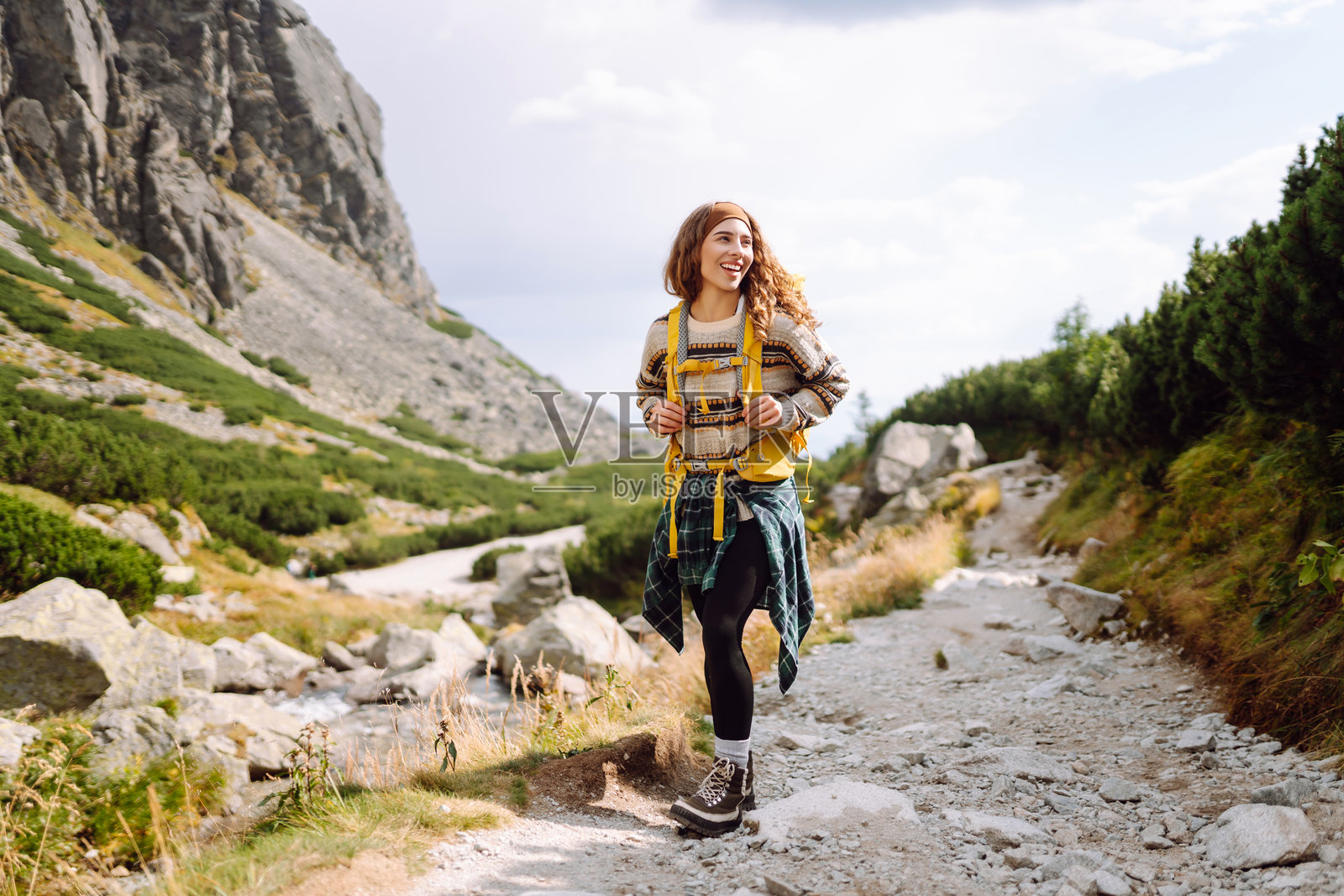 登山者与山景。快乐的女性享受天气和户外冒险。旅行概念。照片摄影图片