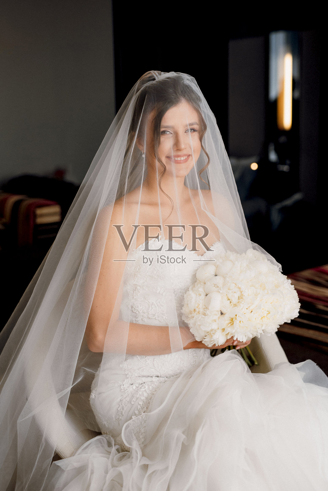 训练营中的白色婚纱新娘照片摄影图片