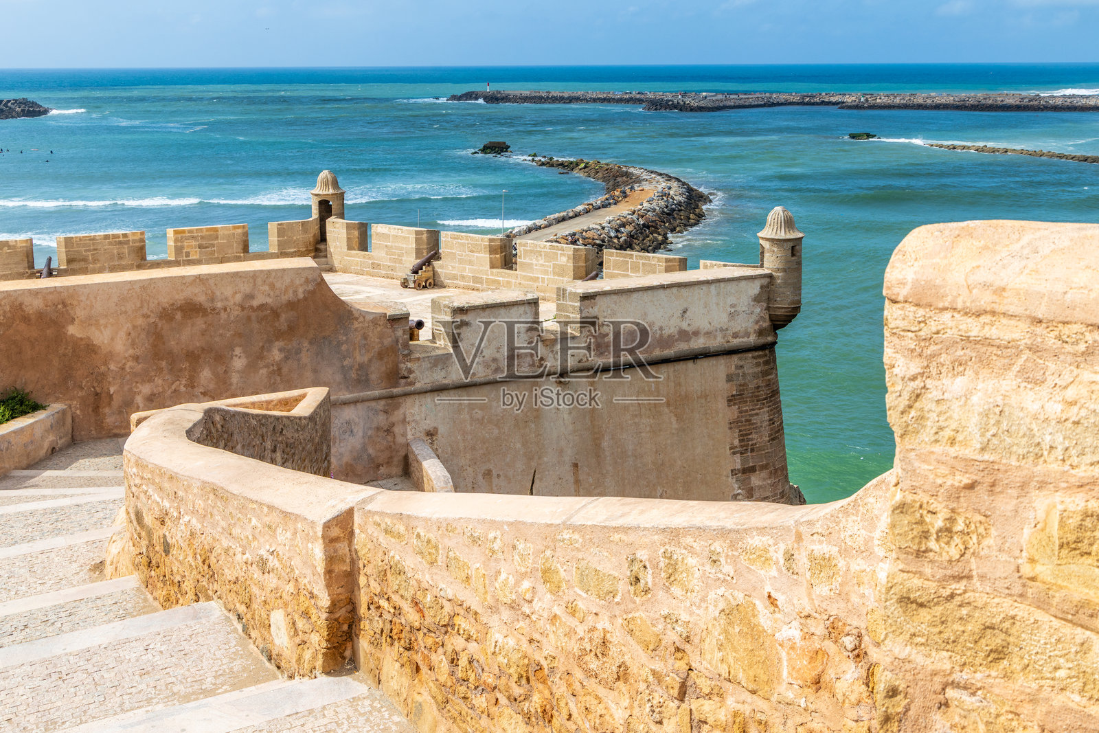 乌达雅斯堡的古老堡垒墙壁和塔楼,背景是海洋,摩洛哥拉巴特照片摄影图片