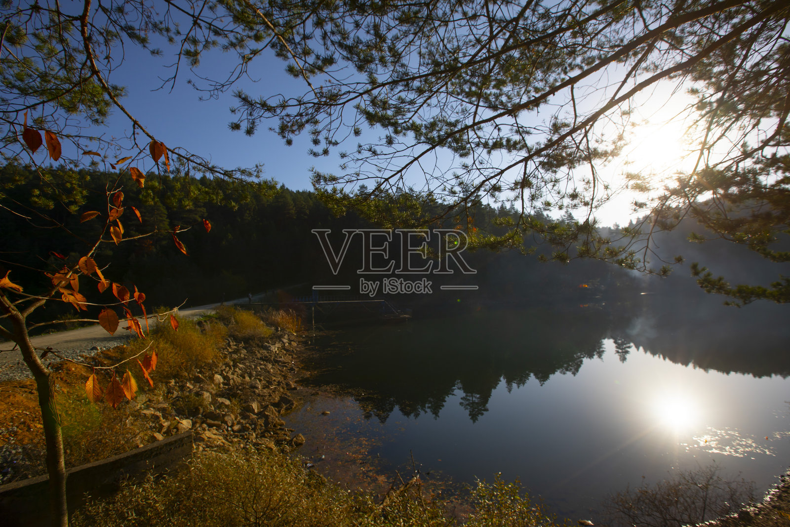 Bozcaarmut水库位于比莱吉克省帕扎里耶里区的Bozcaarmut村。照片摄影图片