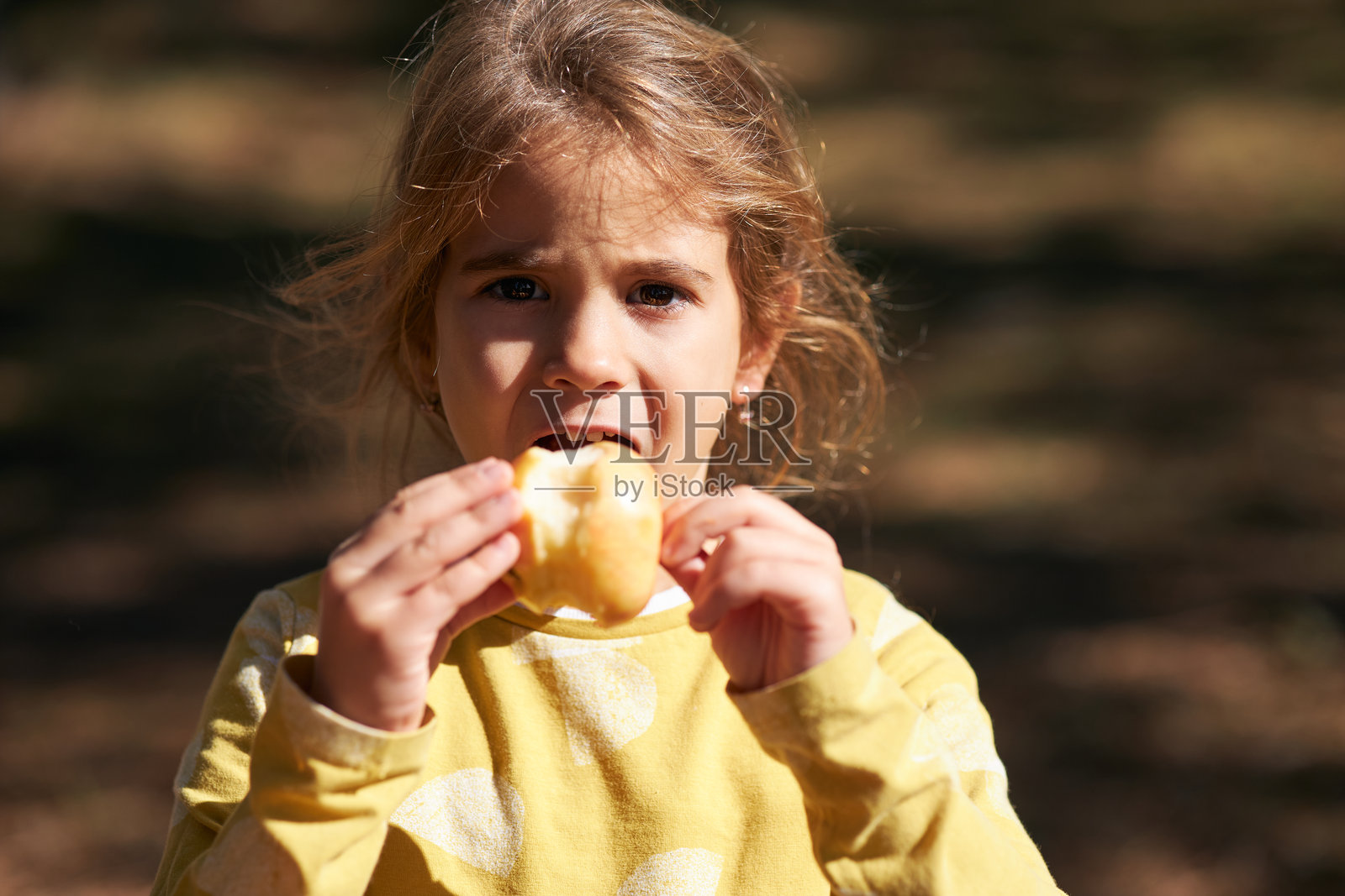 美丽的女孩在吃东西照片摄影图片