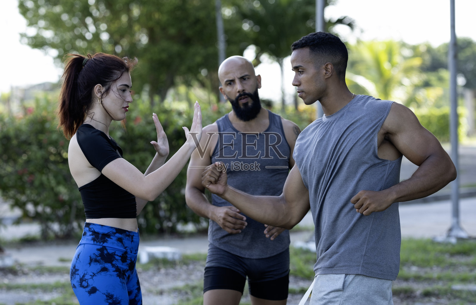 年轻人在公园里练习武术照片摄影图片