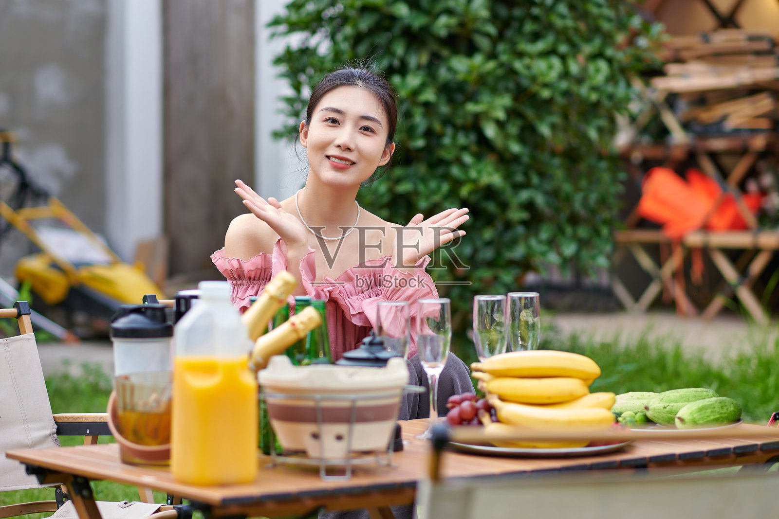 一位年轻的亚洲女性在花园烧烤派对上开心地微笑照片摄影图片