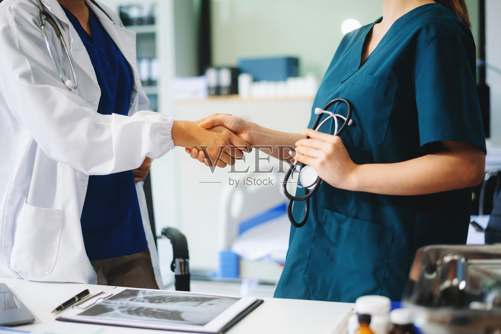 医疗团队的医生和护士在医院办公室使用笔记本电脑。合作、诊断与现代科技相结合。照片摄影图片