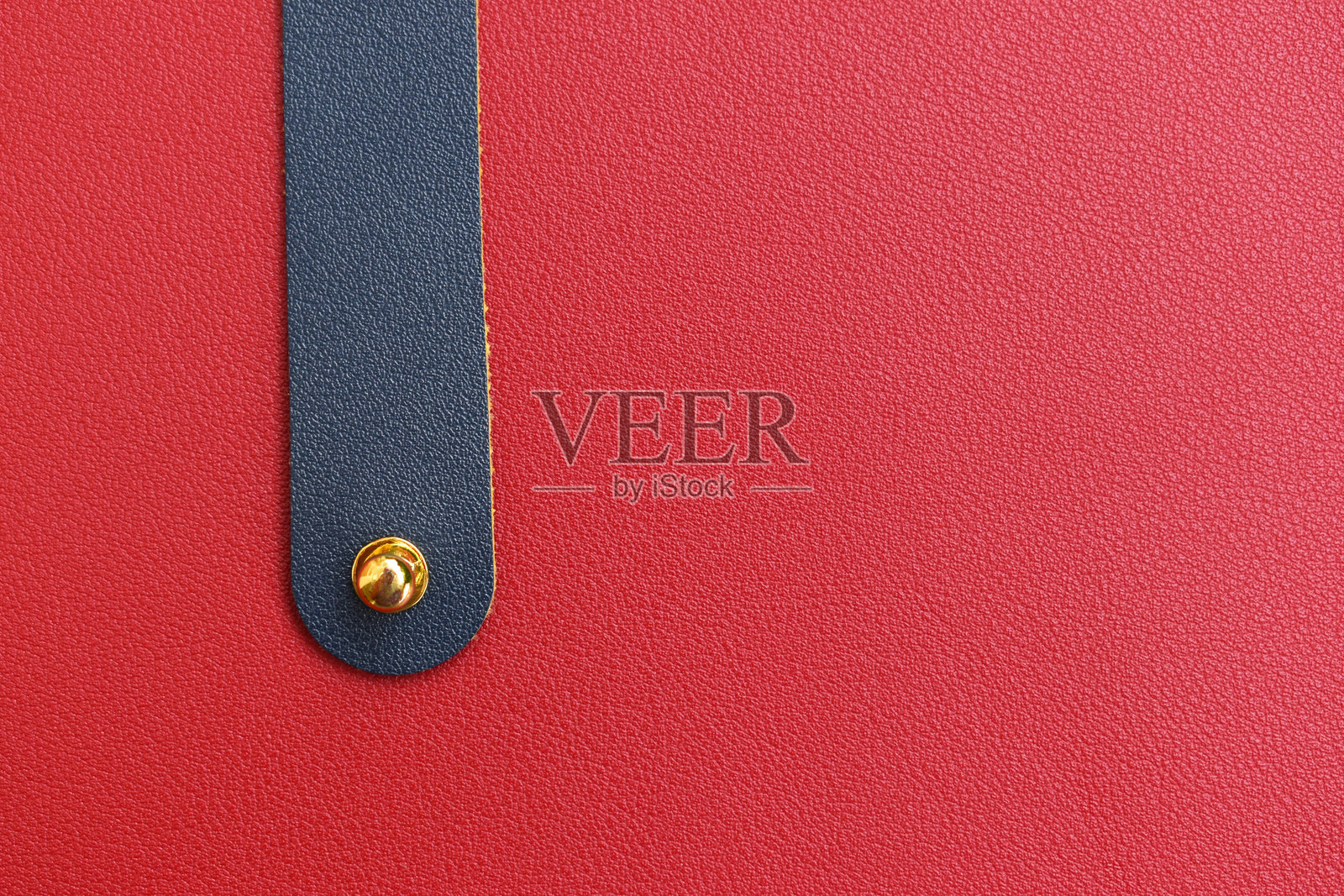 闪亮的红色皮革背景配深蓝色带子照片摄影图片