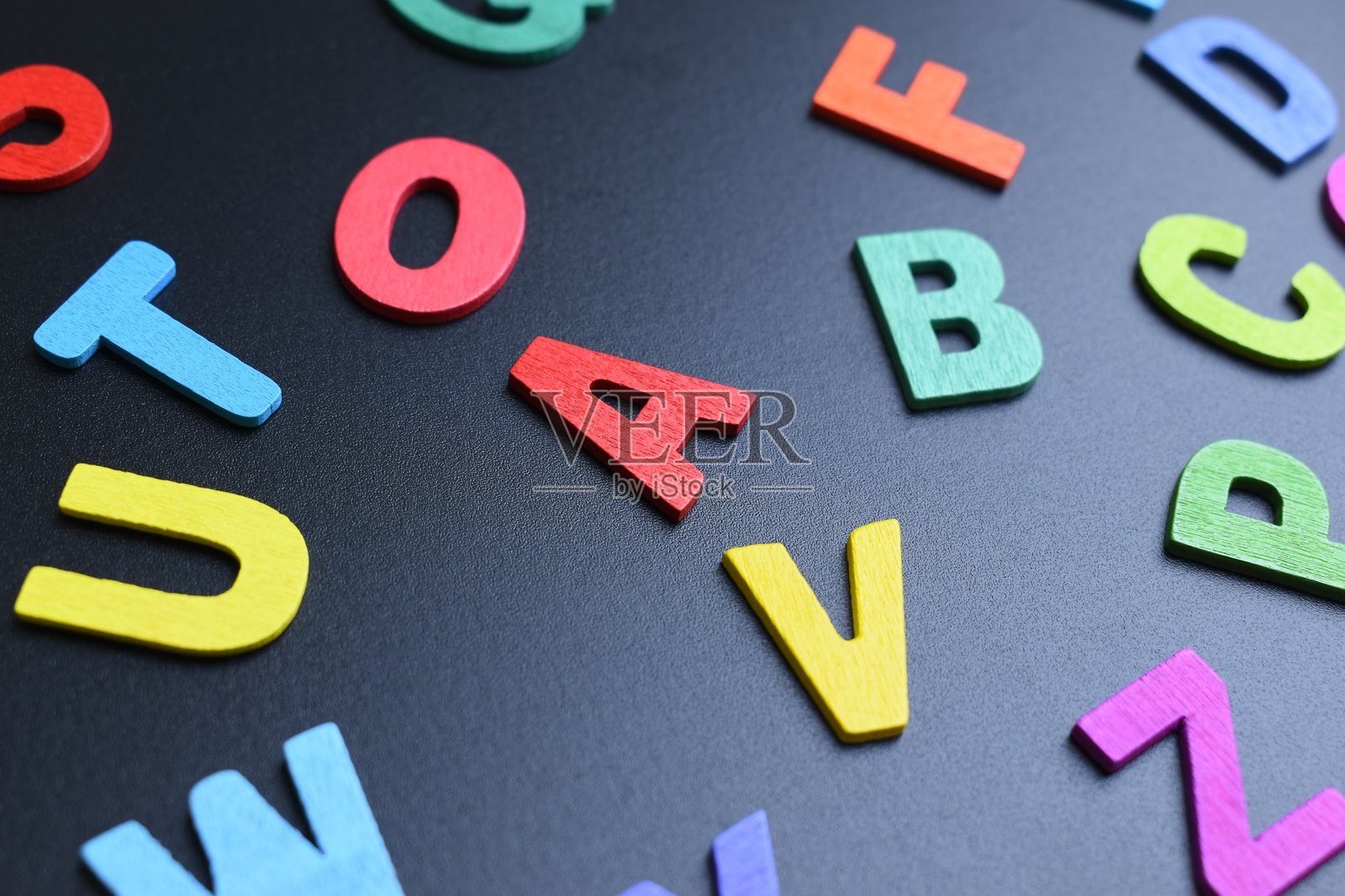 黑色背景上的彩色字母表,教育用物品照片摄影图片
