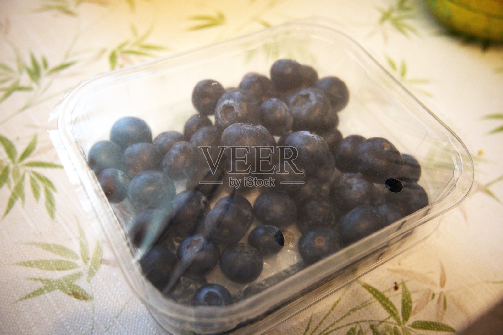 透明塑料盒中的蓝莓。照片摄影图片