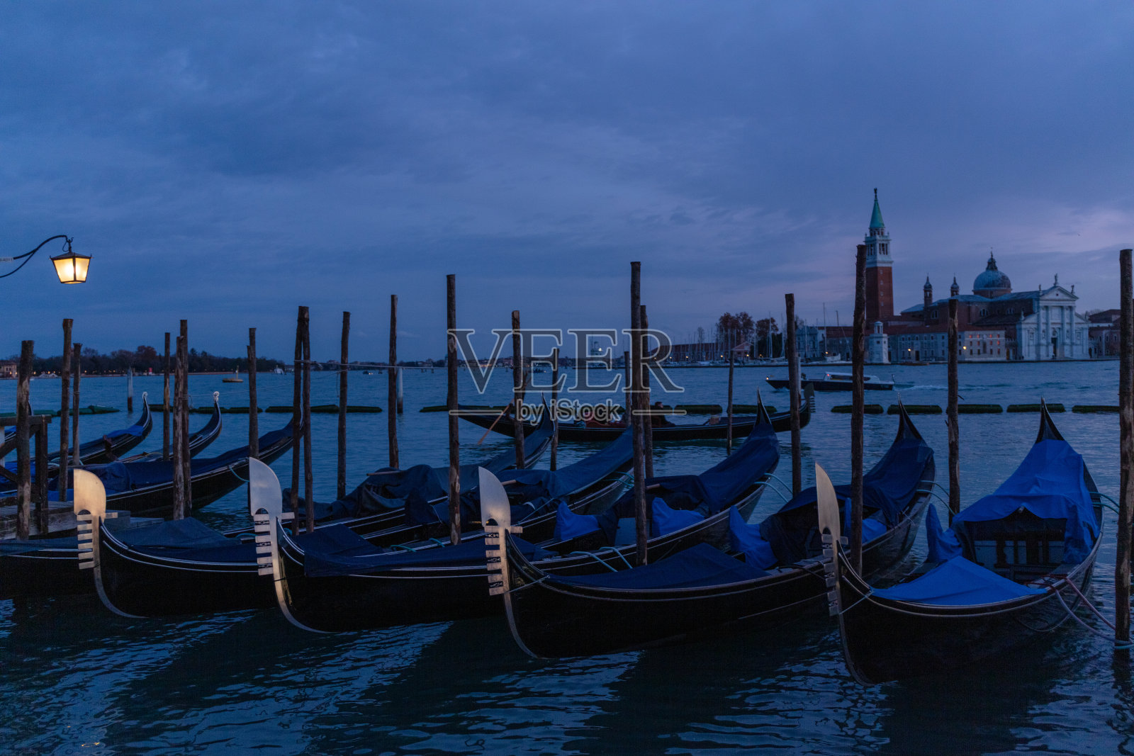 威尼斯日落时停靠的贡多拉照片摄影图片