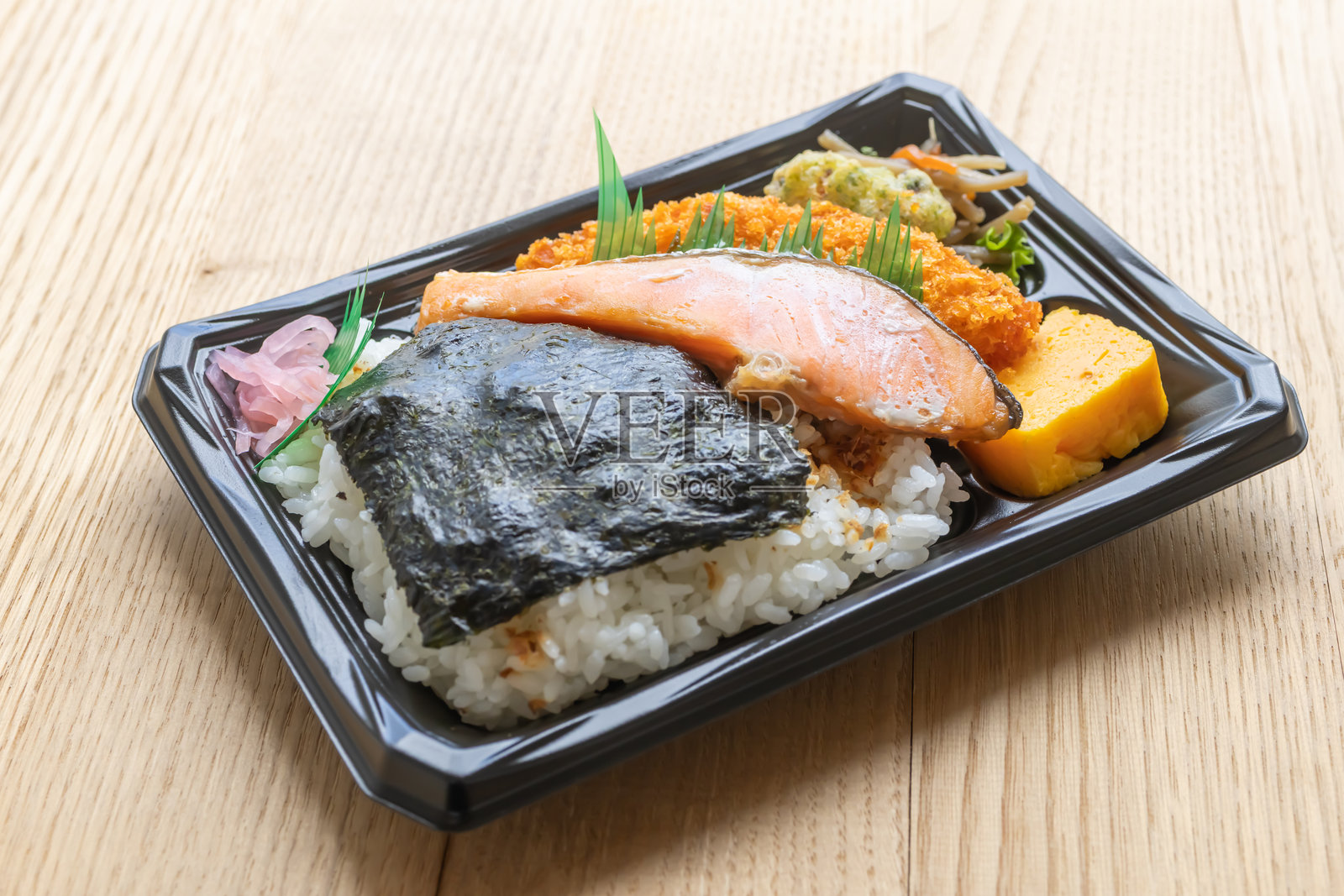 海苔便当。日本三文鱼和海藻便当。便利店便当盒。照片摄影图片