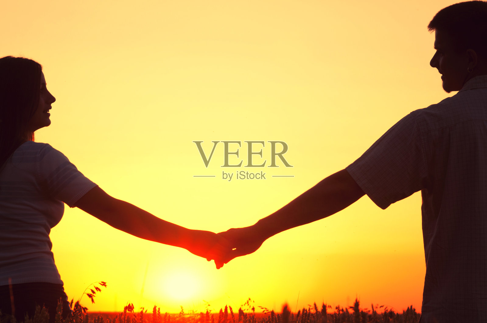 年轻快乐的情侣在夏季大自然中享受乐趣照片摄影图片