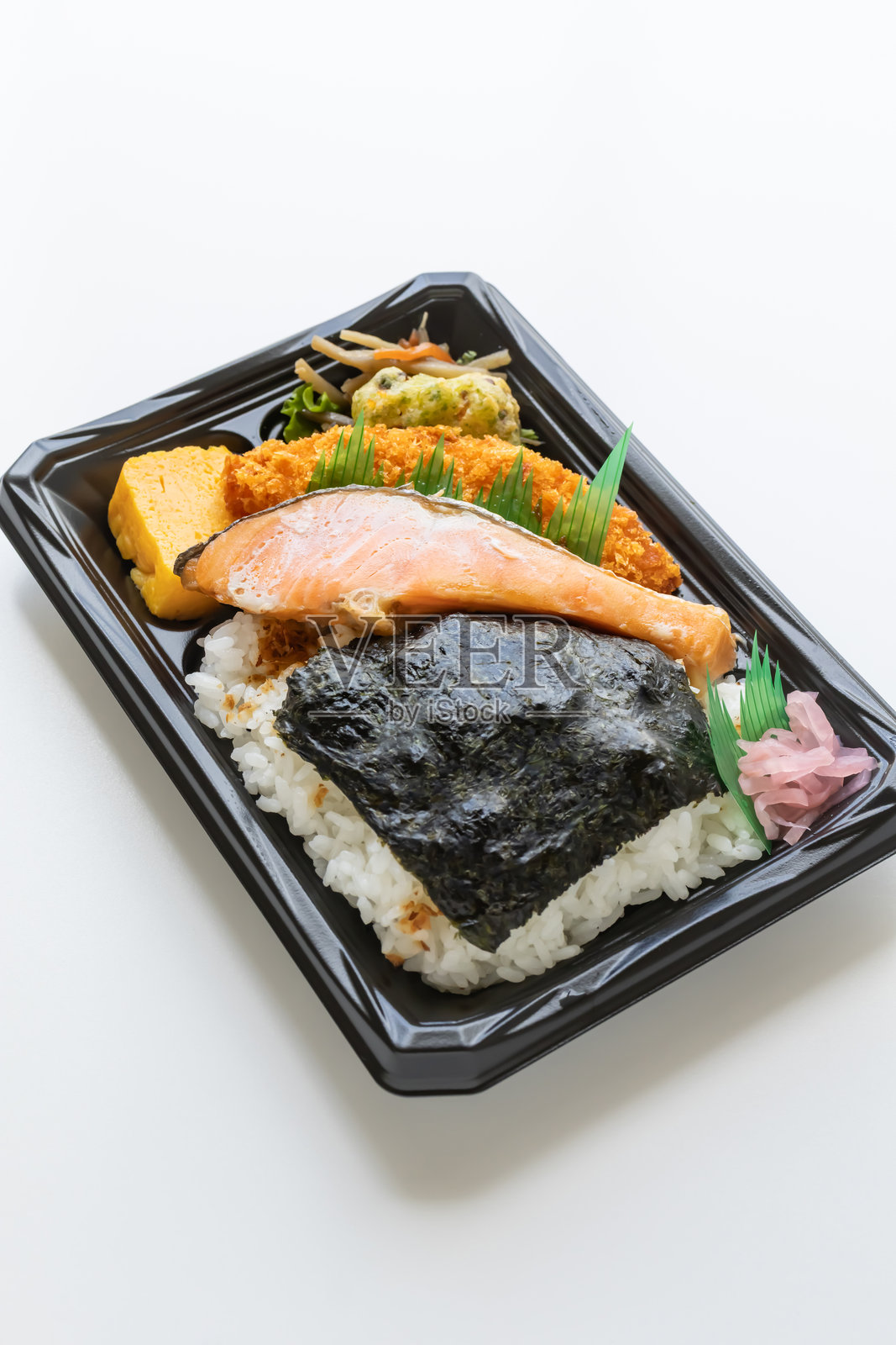 海苔便当。日本三文鱼和海藻便当。便利店便当盒。白色背景。照片摄影图片