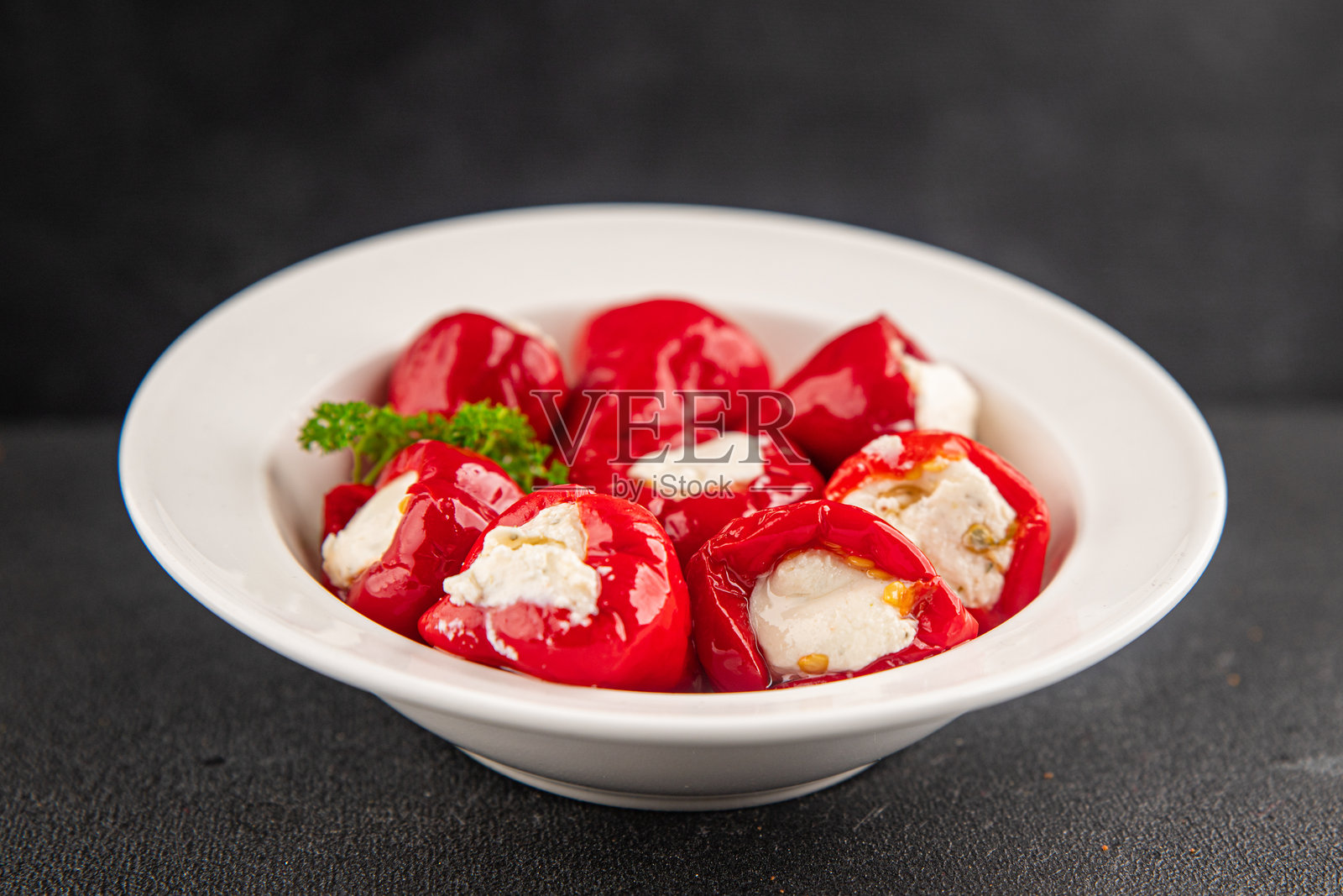 辣椒奶酪馅腌制蔬菜开胃菜,新鲜美味的美食,素食背景,桌面上的乡村风格美食,俯视图,留白,适合生酮和古饮食。照片摄影图片