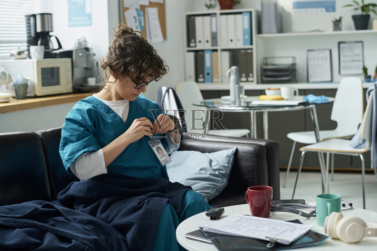 忙碌的护士在休息室分析病人记录照片摄影图片