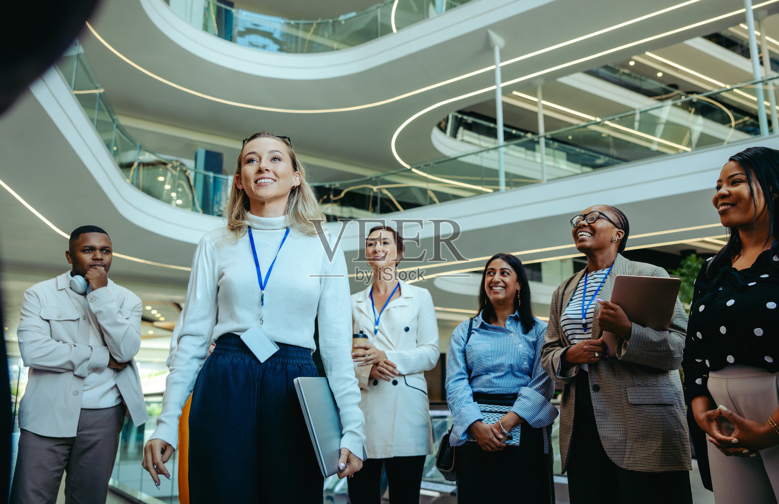 多元化的商业专业人士在现代企业环境中照片摄影图片