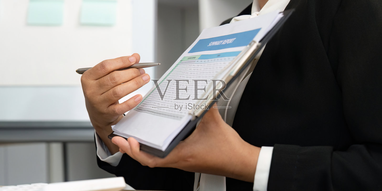 财务分析与报告。专业审查的总结报告,注重细节。照片摄影图片