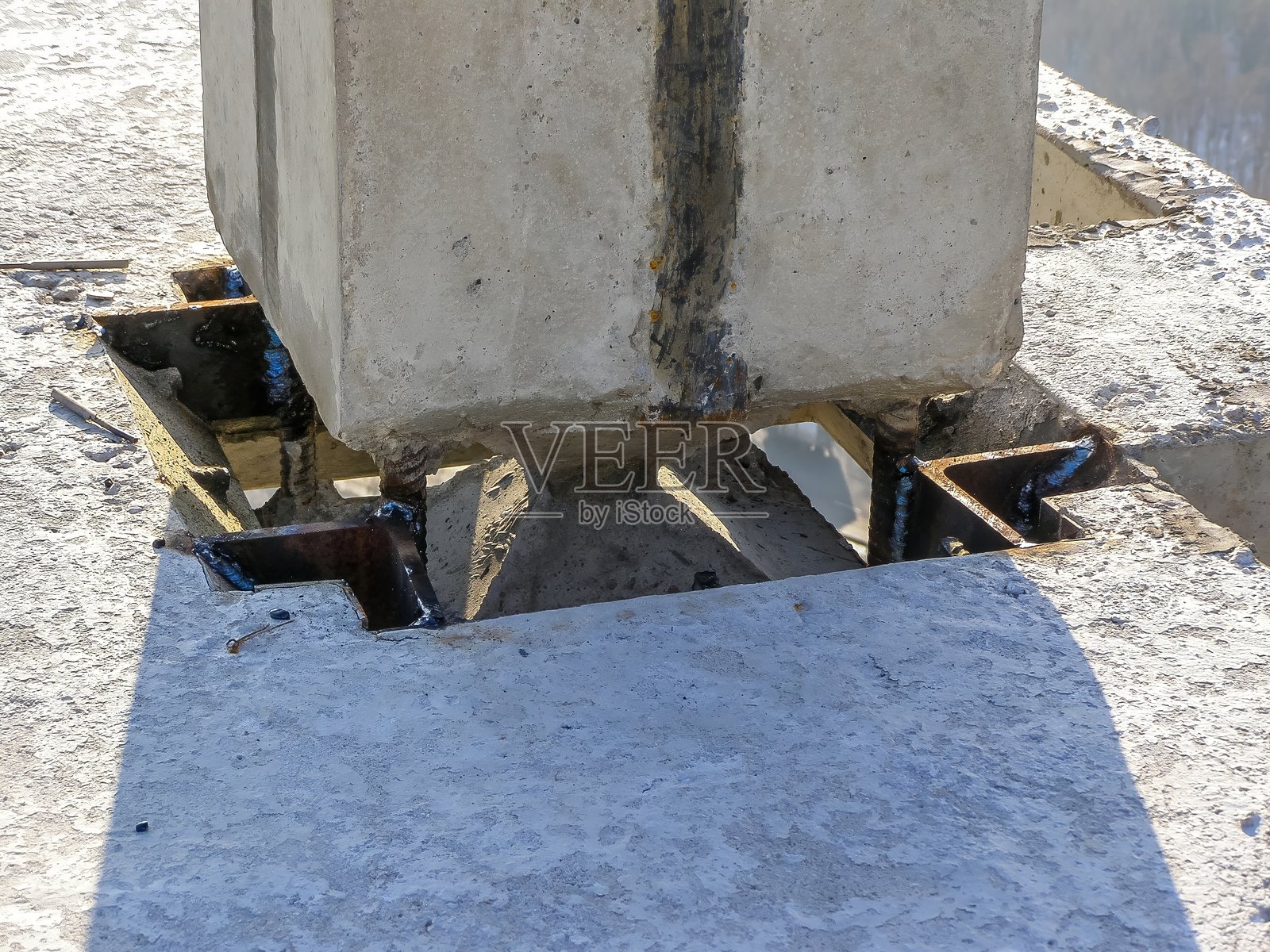 混凝土结构基础的详细视图,展示了钢支撑和施工过程。照片摄影图片