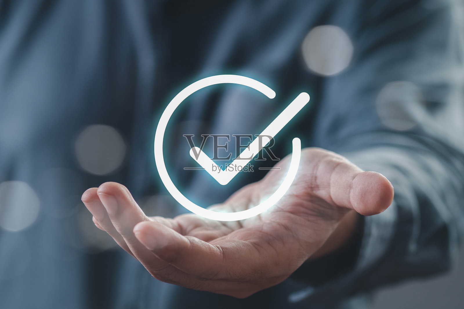 一个自信的手势表示认可,带有发光的勾号。非常适合成功和确认等主题。照片摄影图片