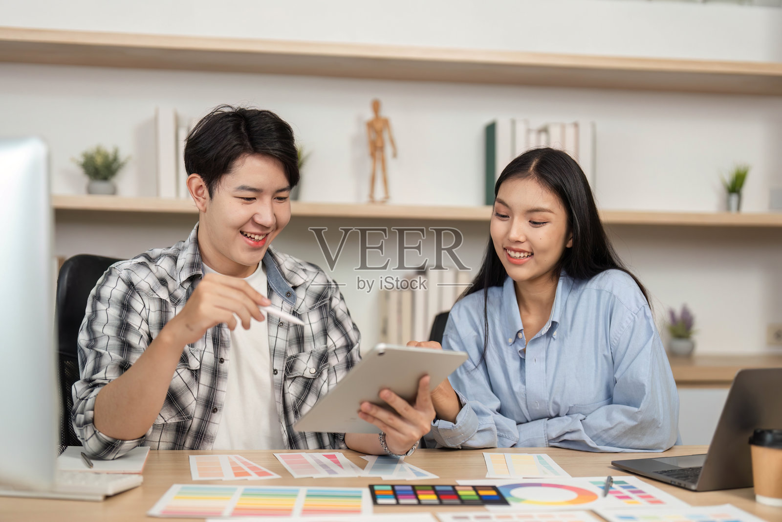 用户体验和用户界面设计互动。年轻专业人士在协作环境中审查设计概念和颜色选择。照片摄影图片