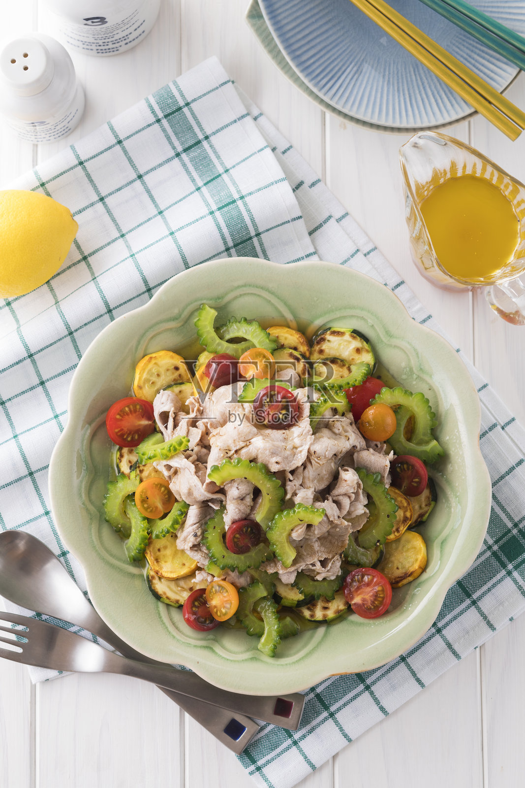 苦瓜猪肉涮涮锅沙拉照片摄影图片