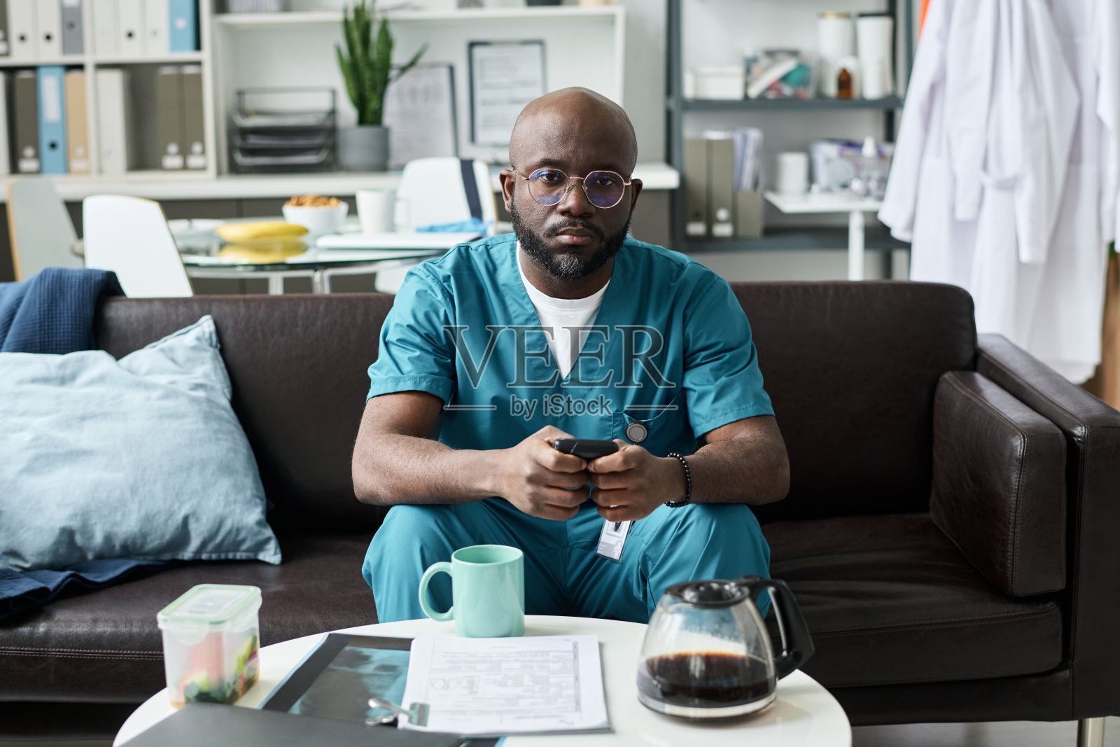 穿着医疗制服的非裔美国医生放松的肖像照片摄影图片