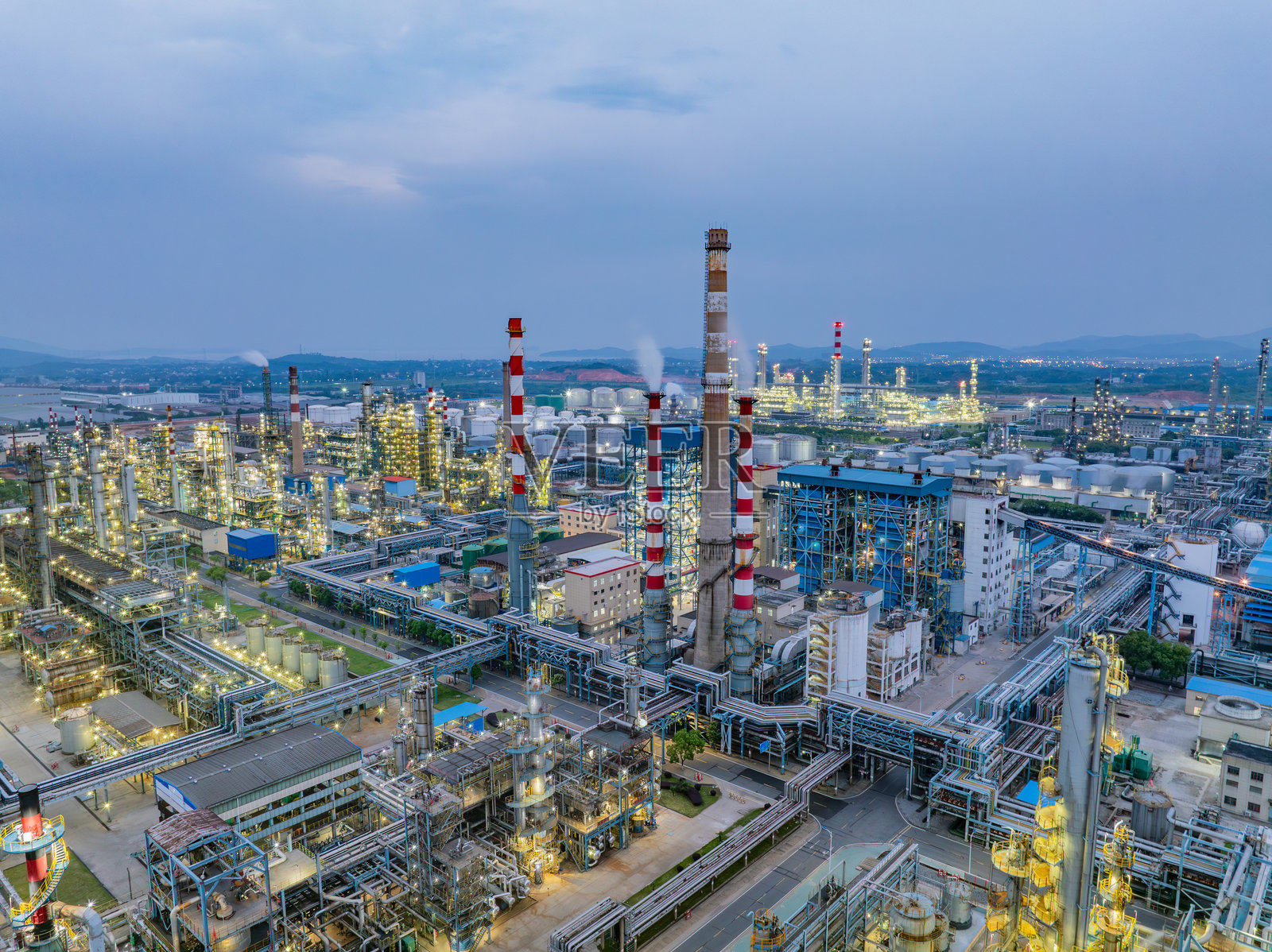 夜间大型石化炼油厂的航拍摄影照片摄影图片