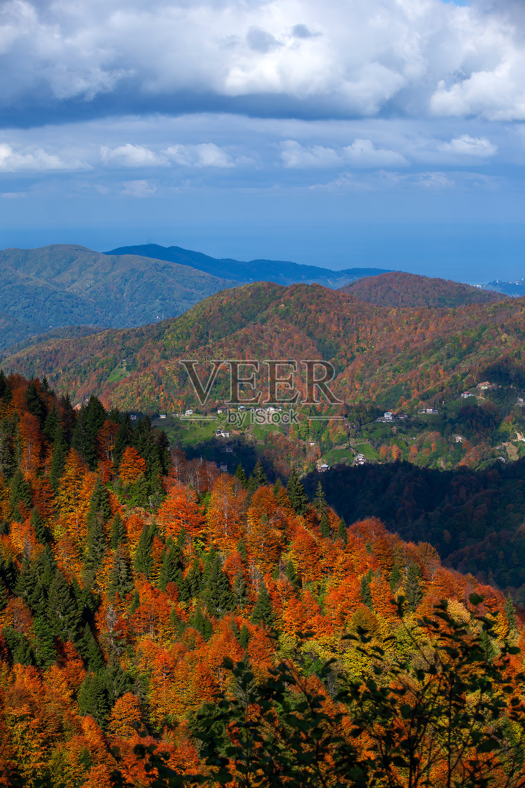 分层的山地风景,秋季森林与散落的村庄 - 黑海地区照片摄影图片