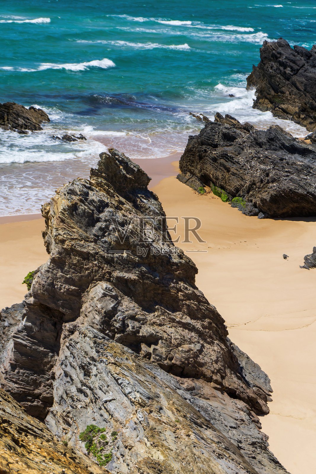 大西洋海岸线,岩石、浅沙和碧绿色的海水照片摄影图片