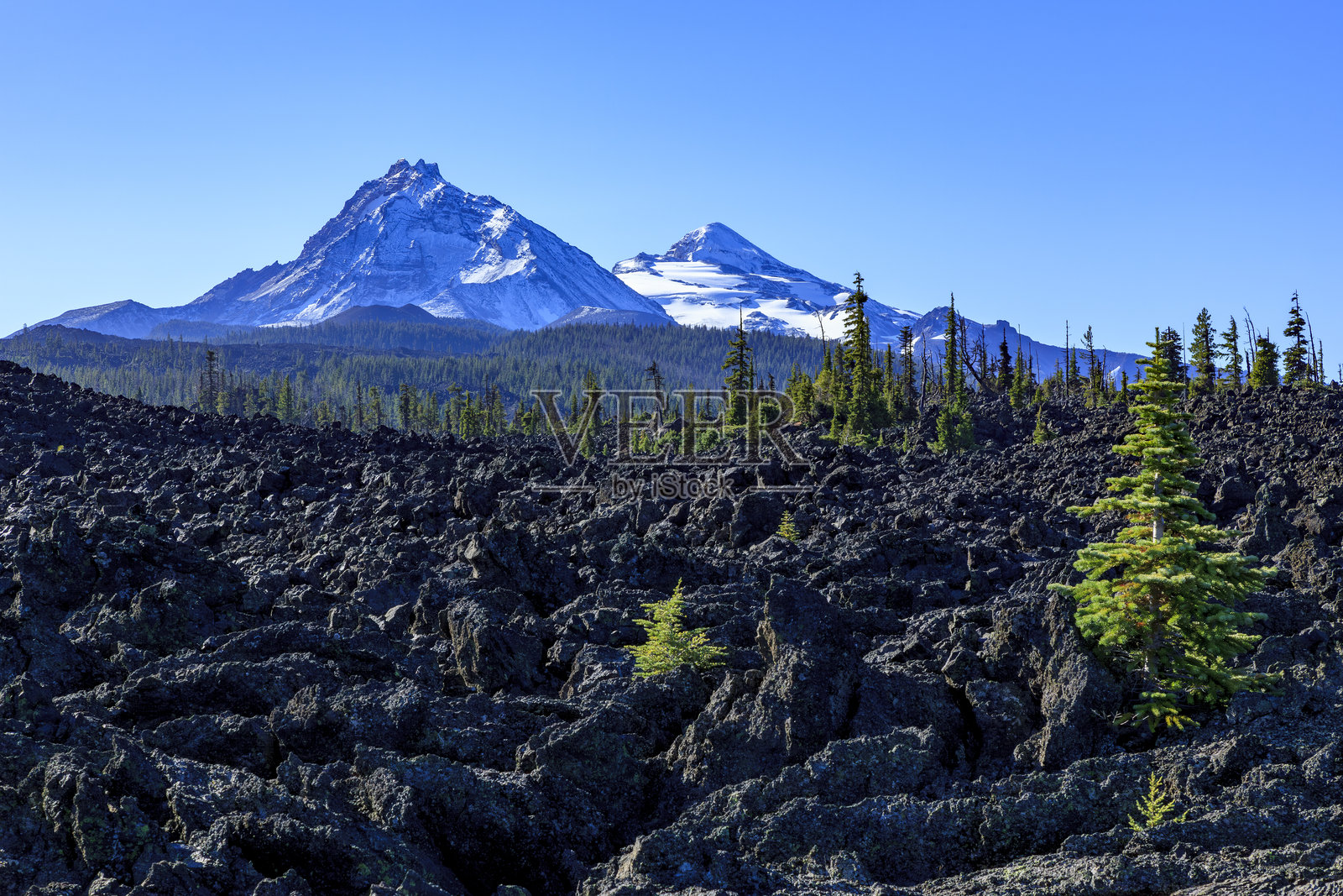 美国俄勒冈州麦肯齐山口的北姐妹山和中姐妹山照片摄影图片