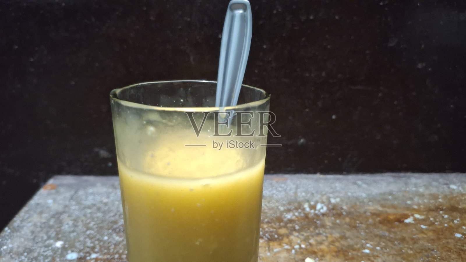 阿方索芒果,也称为哈普斯,以其鲜艳的藏红色、奶油般的质地和浓烈的甜美芳香而闻名。它们丰富的无纤维果肉和热带香气使其非常适合制作新鲜切片或美味果汁。照片摄影图片