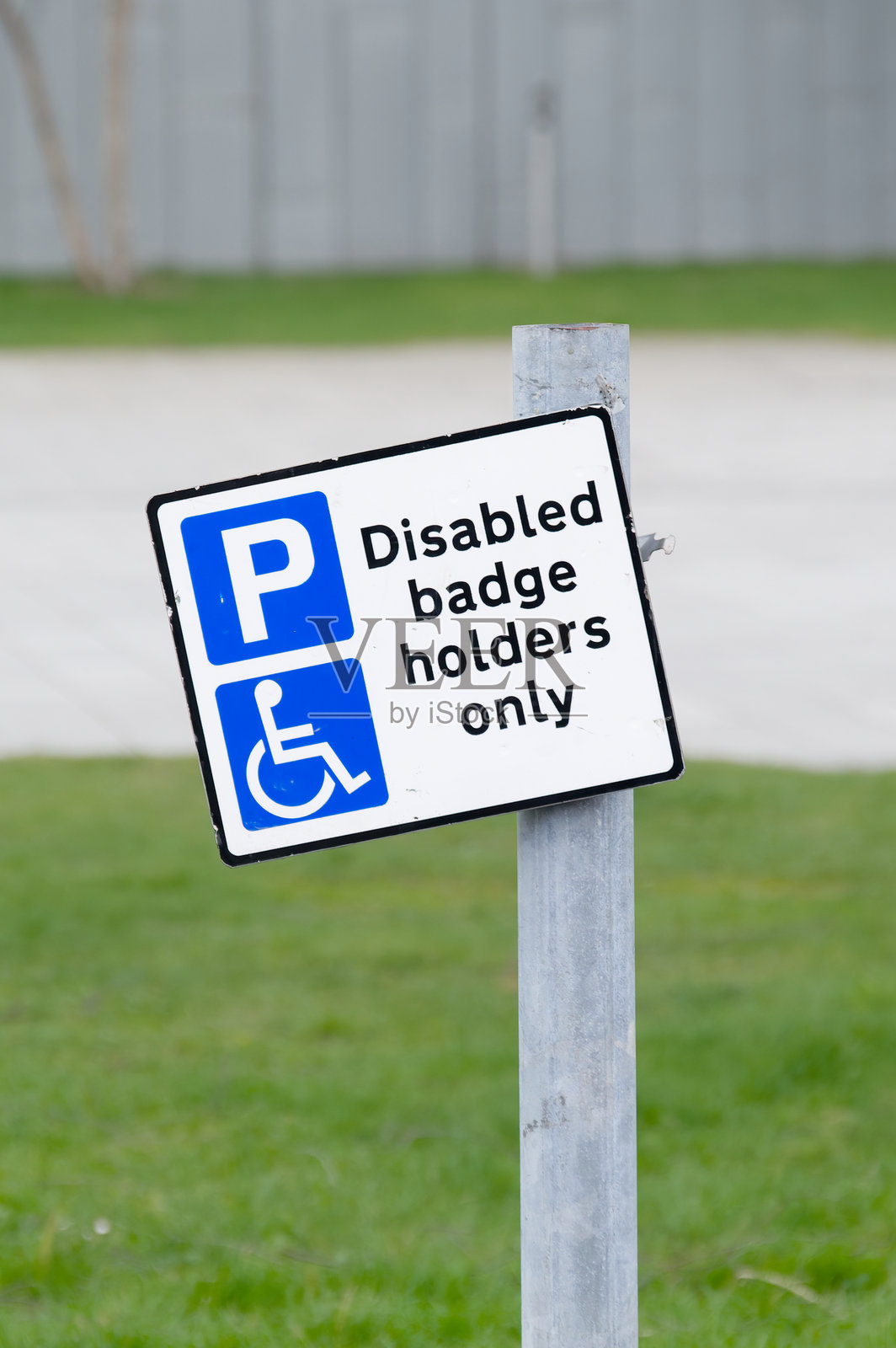残疾人蓝色徽章持有者停车标志供驾驶员使用照片摄影图片