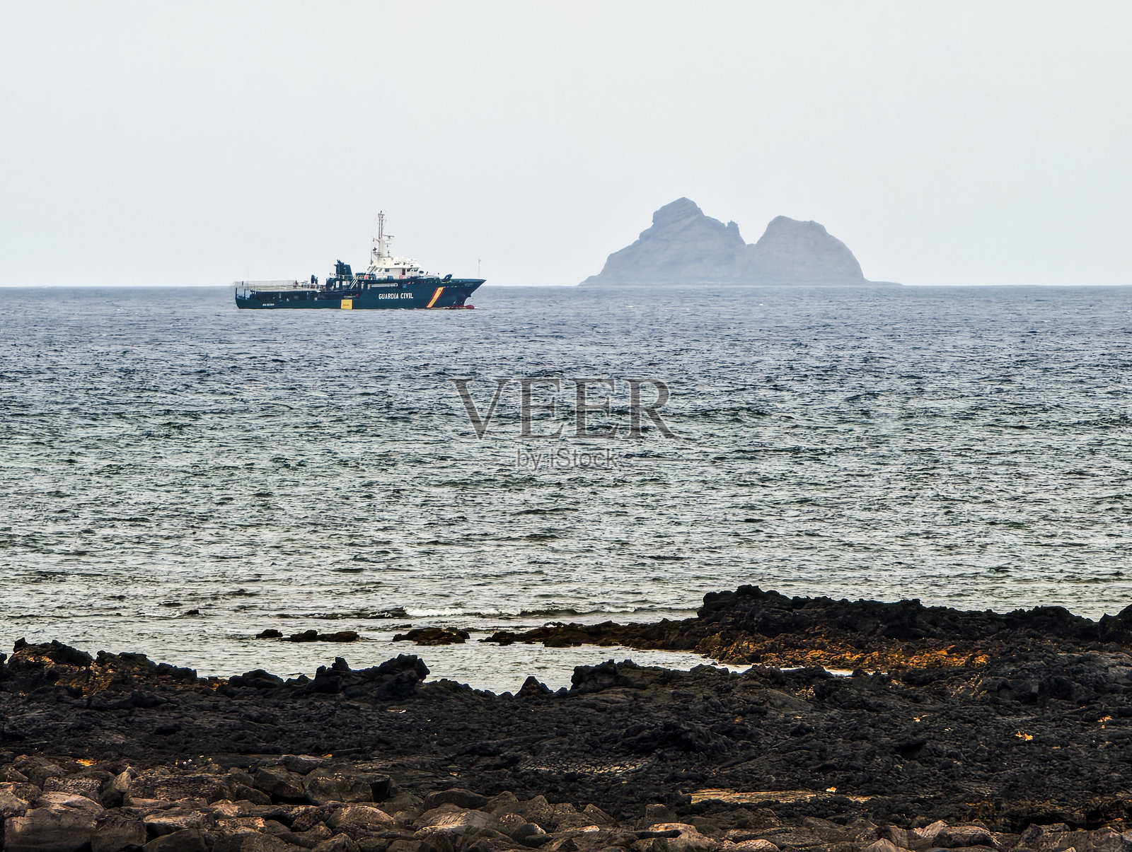 国民警卫队巡逻艇监控阿莱格兰萨附近的海域照片摄影图片