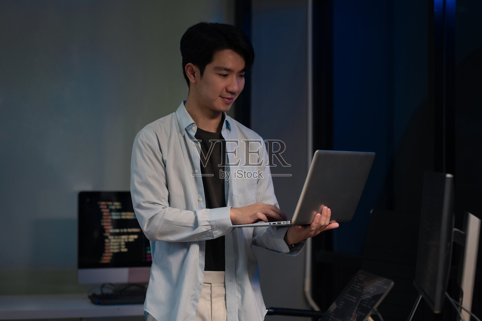 男性开发程序员在网站、软件和编码技术方面工作。照片摄影图片