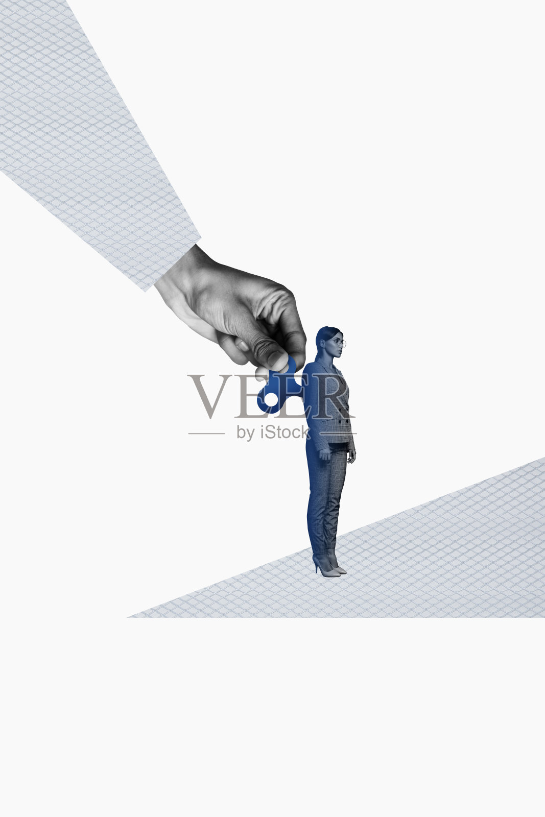 年轻女商人站在垂直创意拼贴图中,操控机器人玩偶,启动机械引擎的钥匙,展现超现实概念。照片摄影图片